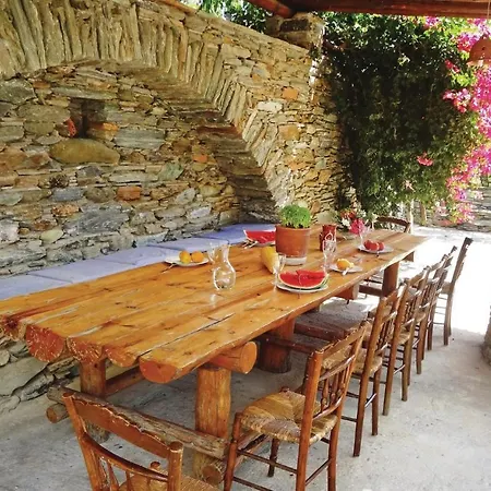 펜션 Awesome In Andros With 4 Bedrooms And Wifi Steniaí