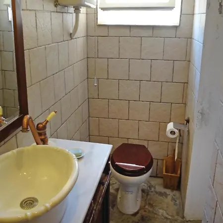 Awesome In Andros With 4 Bedrooms And Wifi 펜션 *