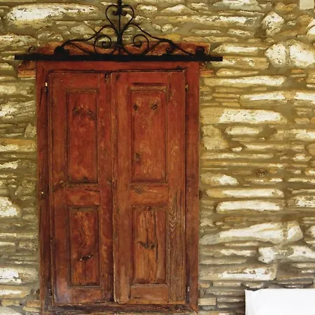 펜션 Awesome In Andros With 4 Bedrooms And Wifi *